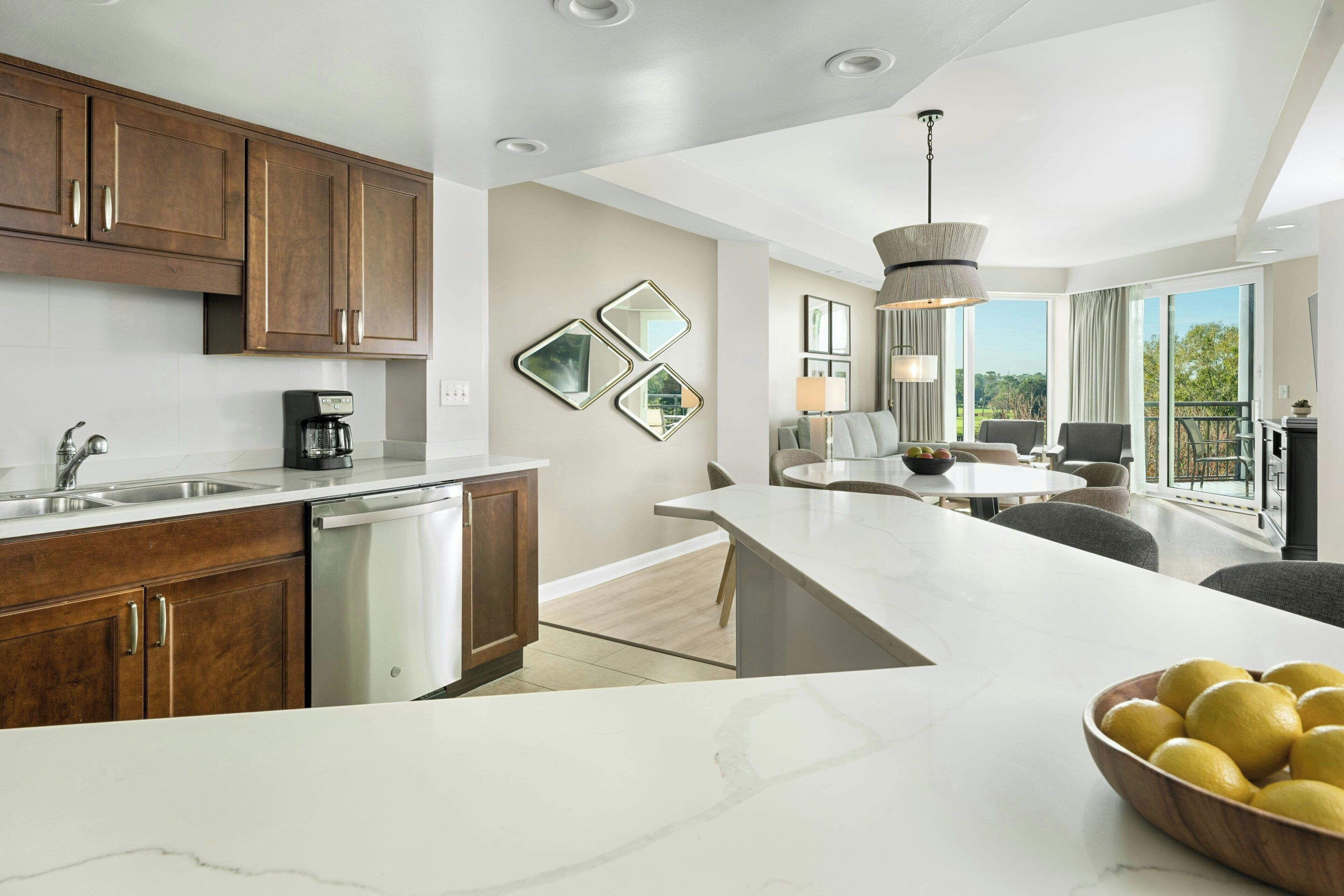 Villa, 2 habitaciones, balcón | Área de sala de estar | Televisión de 42 pulgadas con canales vía satélite 