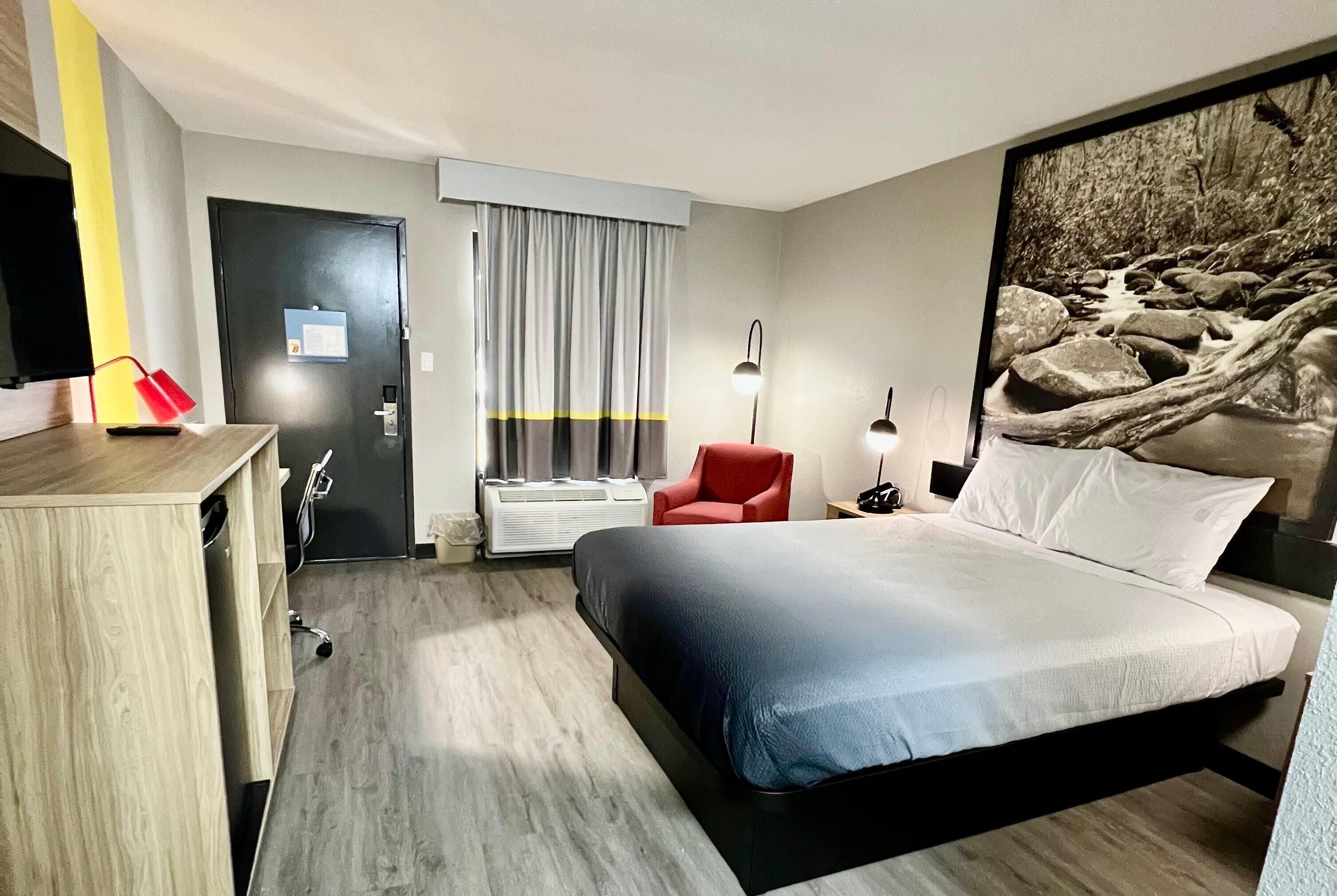 Room, 1 Queen Bed, Non Smoking | Iron/ironing board, free WiFi, bed sheets, alarm clocks