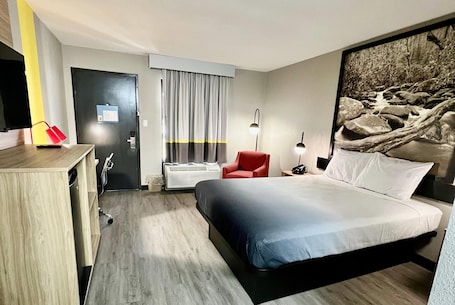 Room, 1 Queen Bed, Non Smoking | Iron/ironing board, free WiFi, bed sheets, alarm clocks. Super 8 by Wyndham Manchester TN