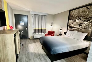 Room, 1 Queen Bed, Non Smoking | Iron/ironing board, free WiFi, bed sheets, alarm clocks