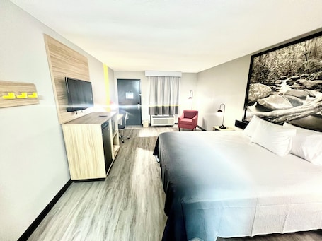 Room, 1 King Bed, Non Smoking | Iron/ironing board, free WiFi, bed sheets, alarm clocks. Super 8 by Wyndham Manchester TN