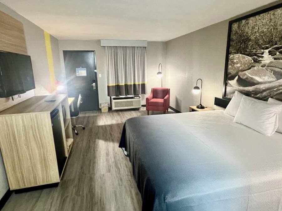 Een strijkplank/strijkijzer, gratis wifi, beddengoed, een wekker