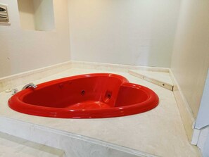 Suite, 1 très grand lit, non-fumeurs, bain à remous | Baignoire à jets