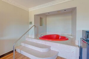 1 Suite King Bed Non-Smoking Jacuzzi Tub | Jetted tub