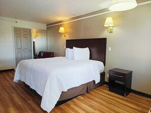 Suite, 1 très grand lit, non-fumeurs, bain à remous | Bureau, fer et planche à repasser, lits bébé (gratuits), Wi-Fi gratuit