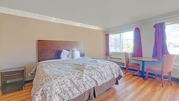 1 Suite King Bed Non-Smoking Jacuzzi Tub | Desk, iron/ironing board, free cribs/infant beds, free WiFi