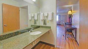 2 Queen Beds Suite Non-Smoking | Bad | Toalettartikler (inkludert), hårføner og håndklær