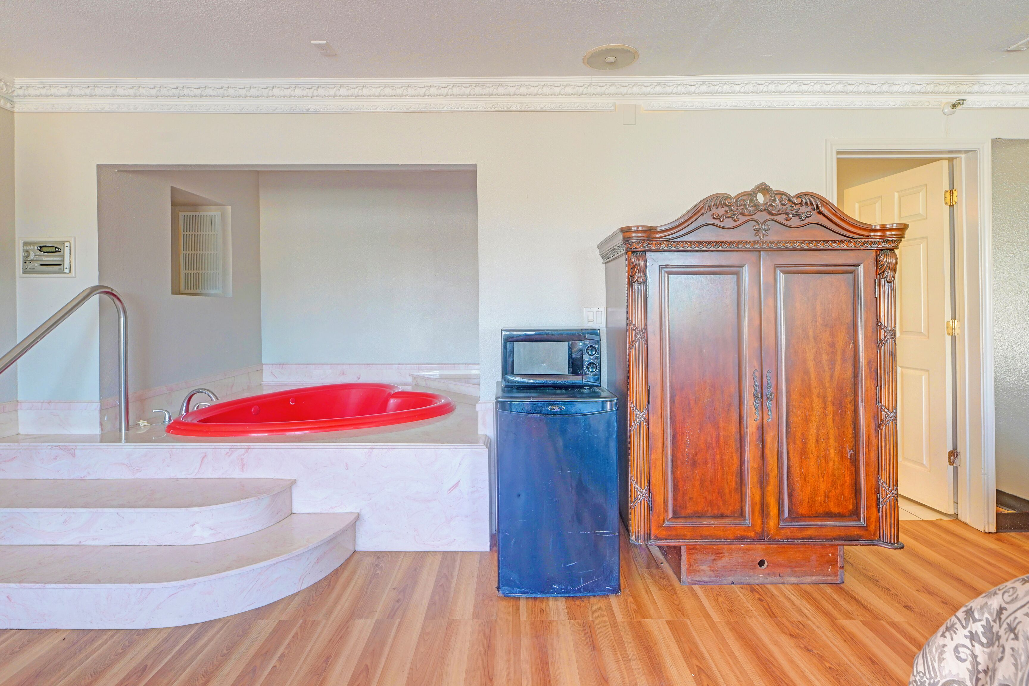 1 Suite King Bed Non-Smoking Jacuzzi Tub | Baignoire à jets