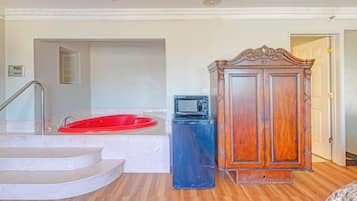 1 Suite King Bed Non-Smoking Jacuzzi Tub | Baignoire Ă jets