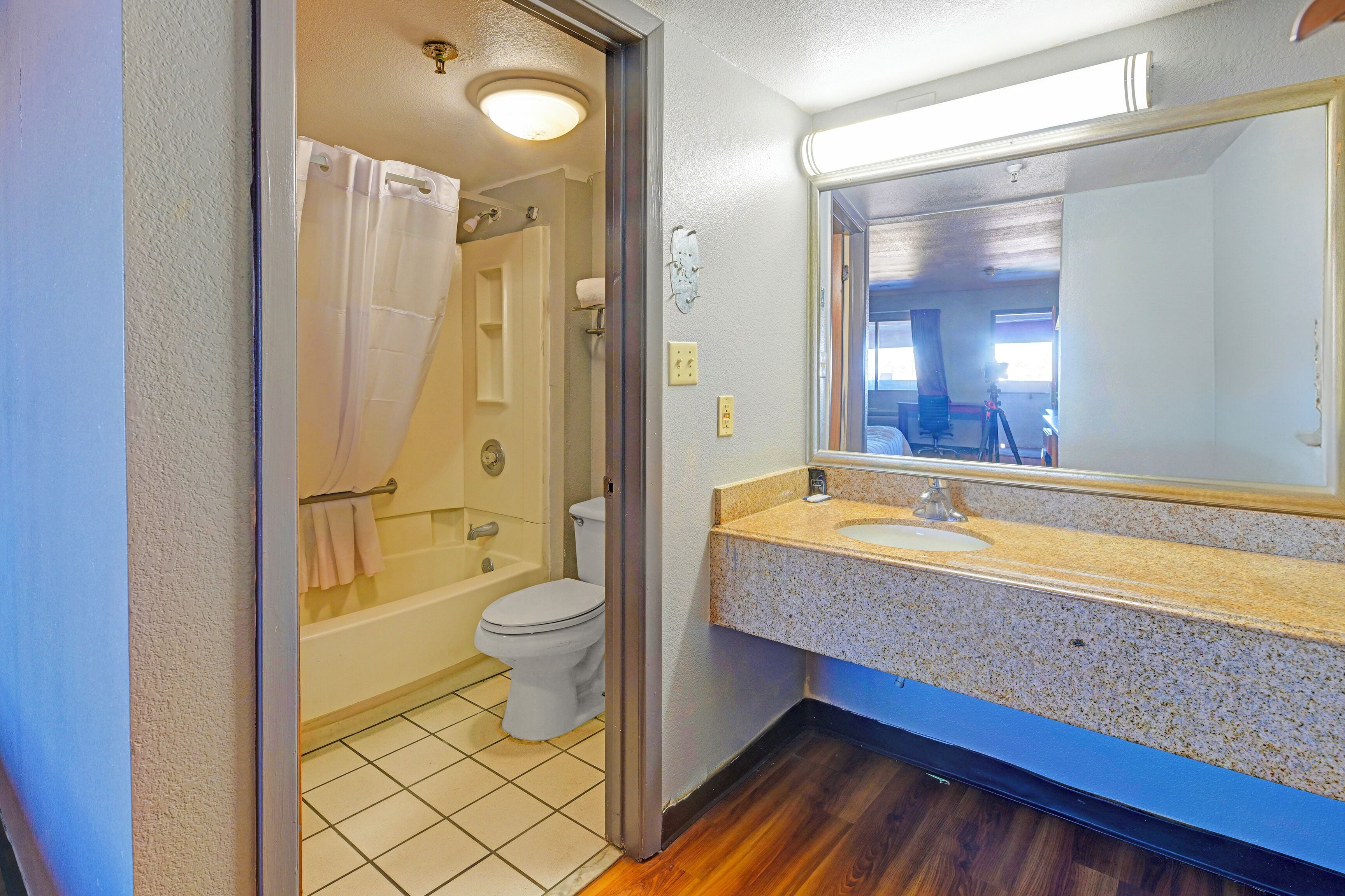 Room, 1 King Bed, Non Smoking | Bathroom | Free toiletries, hair dryer, towels