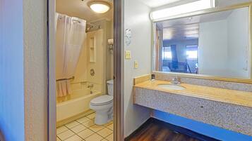 Room, 1 King Bed, Non Smoking | Bathroom | Free toiletries, hair dryer, towels