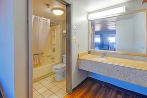 Room, 1 King Bed, Non Smoking | Bathroom - Travelers inn by OYO Wichita Falls (Wichita Falls)