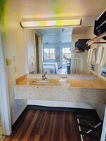 2 Queen Beds Accessible Non-Smoking | バスルーム | バスアメニティ (無料)、ヘアドライヤー、タオル