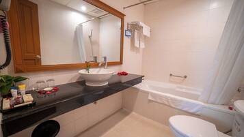 Perlengkapan mandi gratis, pengering rambut, jubah mandi, dan sandal