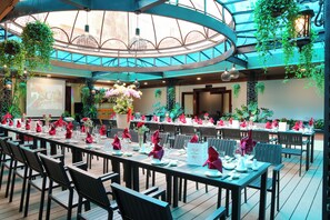 Breakfast, lunch and dinner served - Oscar Saigon Hotel (Ho Chi Minh City)