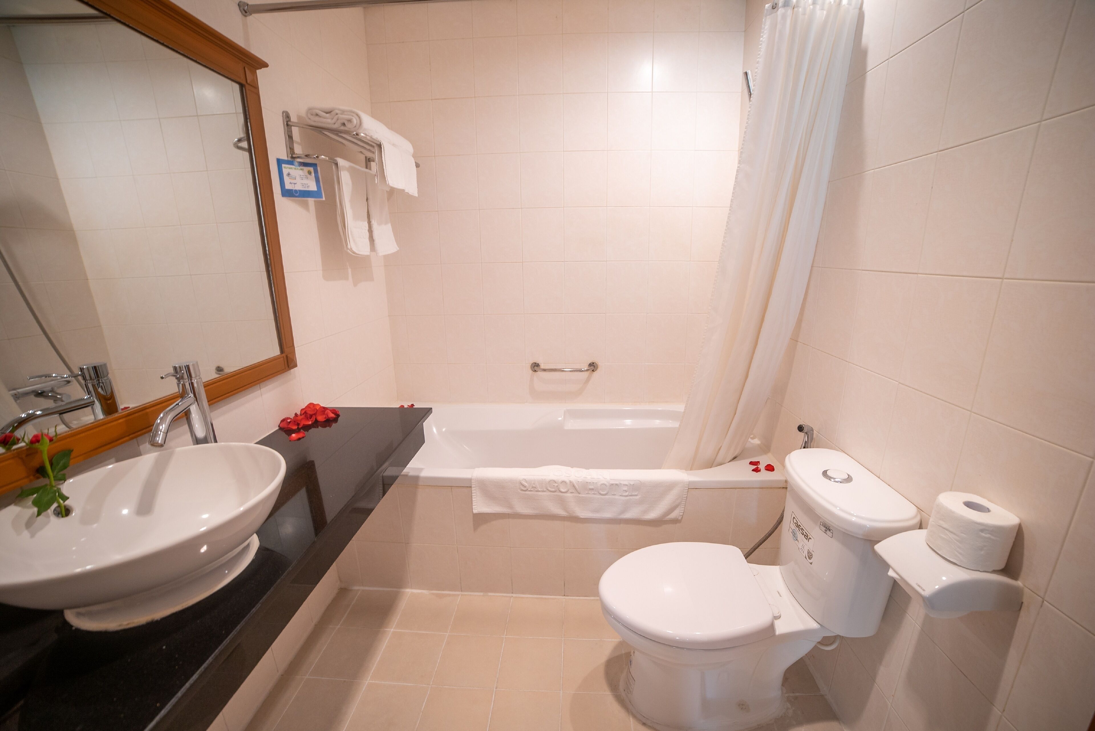 Une salle de bain équipée d’un lavabo, de toilettes, d’une baignoire et d’un miroir.