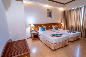 Minibar, in-room safe, desk, blackout curtains - Oscar Saigon Hotel (Ho Chi Minh City)