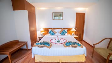 Minibar, brankas, meja kerja, dan tirai kedap cahaya