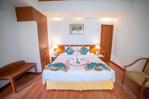 Minibar, in-room safe, desk, blackout curtains - Oscar Saigon Hotel (Ho Chi Minh City)