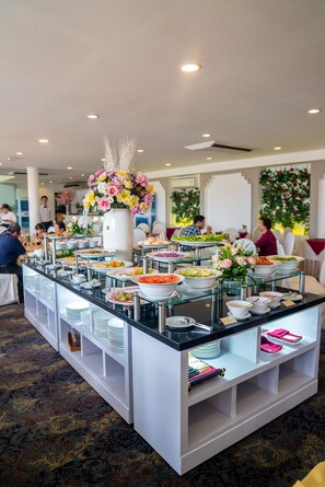 Breakfast, lunch and dinner served - Oscar Saigon Hotel (Ho Chi Minh City)