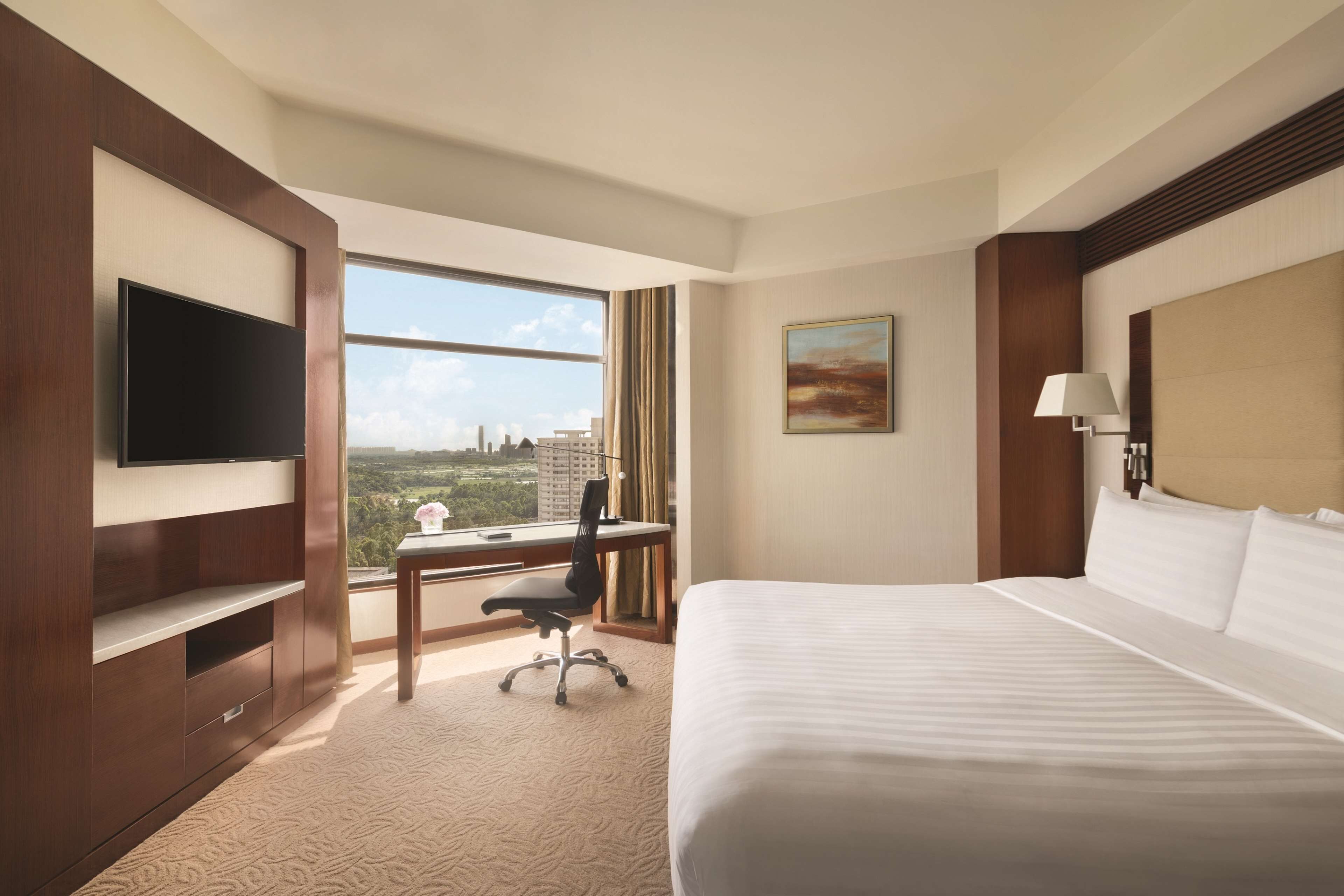 executive suite, 1 king bed | minibar, in-room safe, desk, blackout curtains