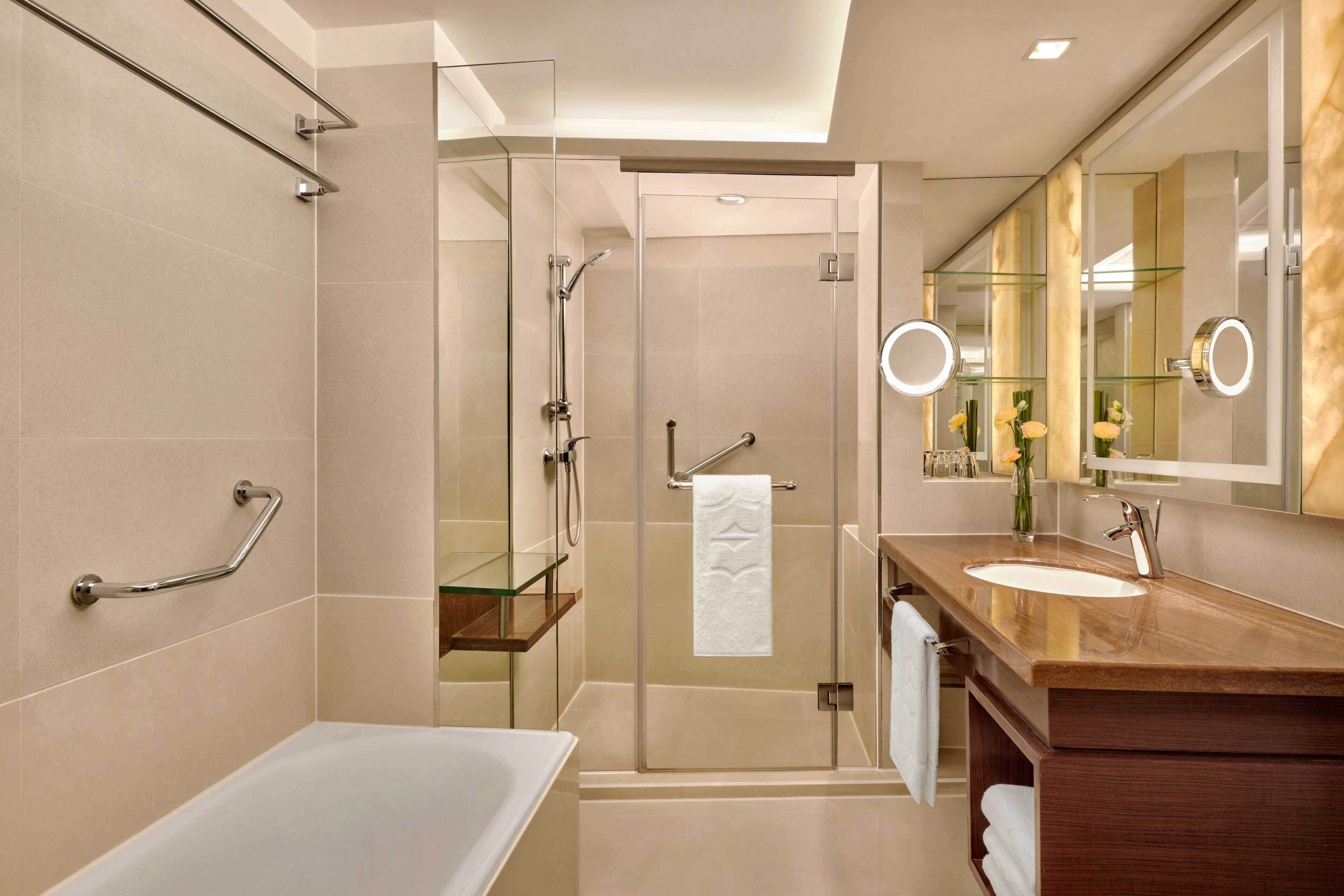executive suite, 2 single beds | bathroom | combined shower/bathtub, deep-soaking bathtub, free toiletries