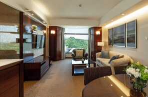Executive Suite, 2 Twin Beds | Minibar, in-room safe, desk, blackout drapes - Shangri-La Shenzhen (Shenzhen)