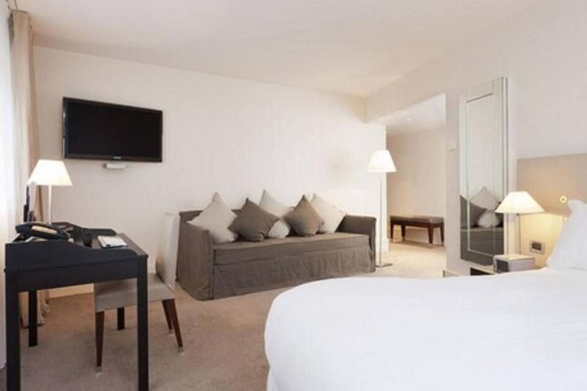 Sengetøy av topp kvalitet, minibar, safe på rommet og skrivebord