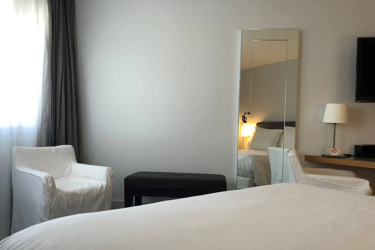 Sengetøy av topp kvalitet, minibar, safe på rommet og skrivebord