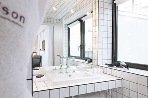 Combined shower/tub, free toiletries, hair dryer, bathrobes - La Maison Champs Elysées (Paris)