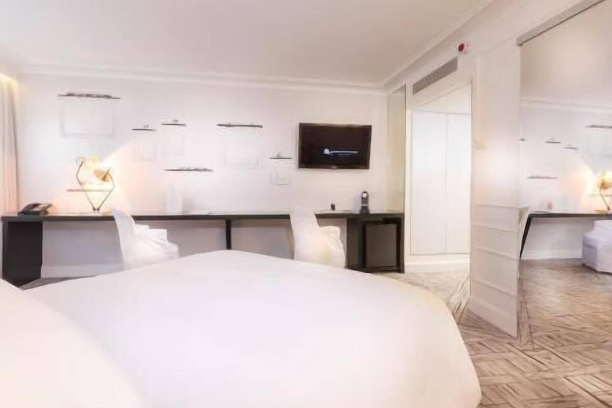 Sengetøy av topp kvalitet, minibar, safe på rommet og skrivebord