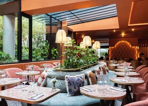 Serveert ontbijt en diner, uitzicht op de tuin 