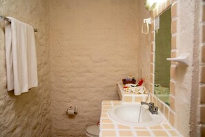 Shower, free toiletries, bathrobes, towels