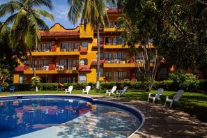 Una piscina cubierta, 2 piscinas al aire libre, sombrillas