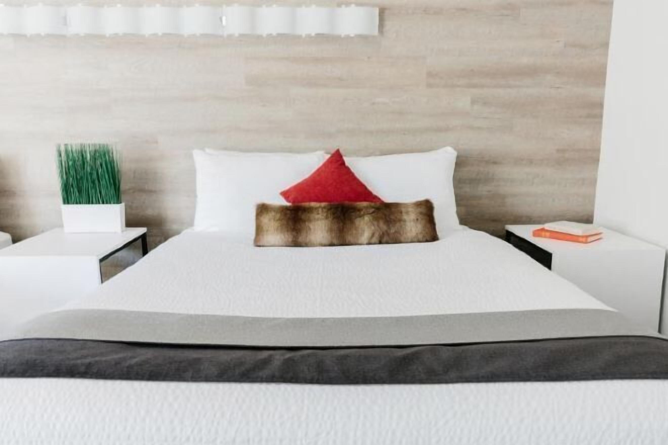 ألحفة محشوة بالريش ومكتب ومساحة عمل للكمبيوتر المحمول وستائر تعتيم