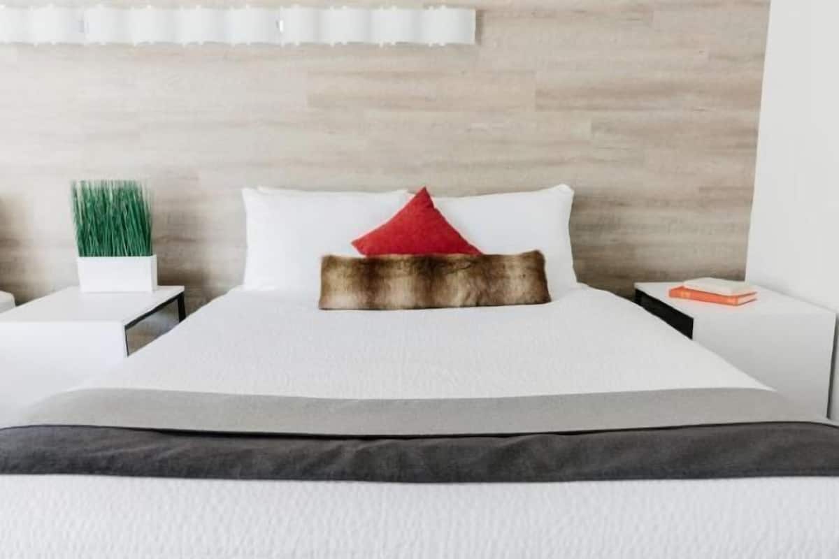 1 bedroom, down duvets, desk, laptop workspace