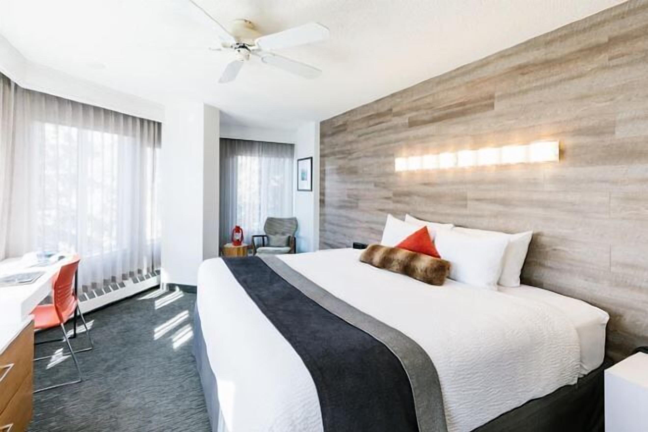 ألحفة محشوة بالريش ومكتب ومساحة عمل للكمبيوتر المحمول وستائر تعتيم