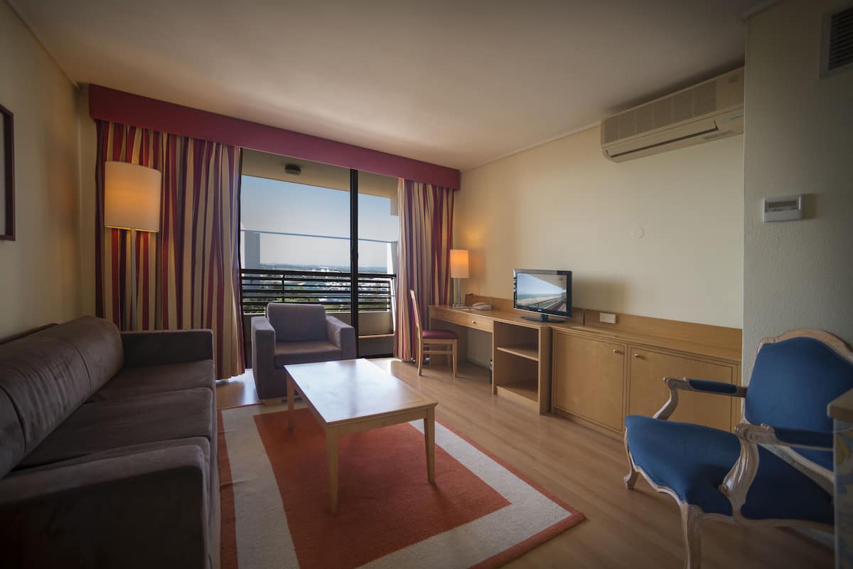 Suite senior, vista al mar | Área de sala de estar | Televisión LCD