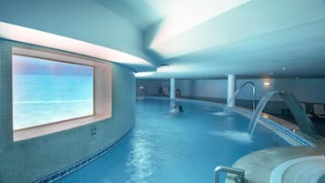 Piscine couverte, piscine extérieure, parasols de plage, chaises longues