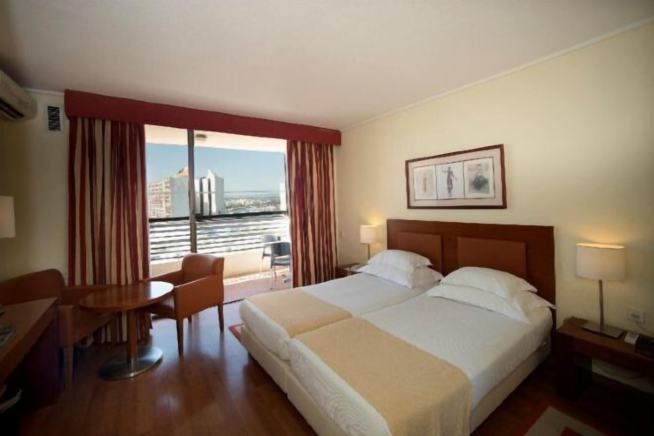 Minibar, caja de seguridad en la habitación y escritorio 