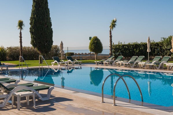 室内游泳池，室外游泳池，池畔遮阳伞，日光浴躺椅