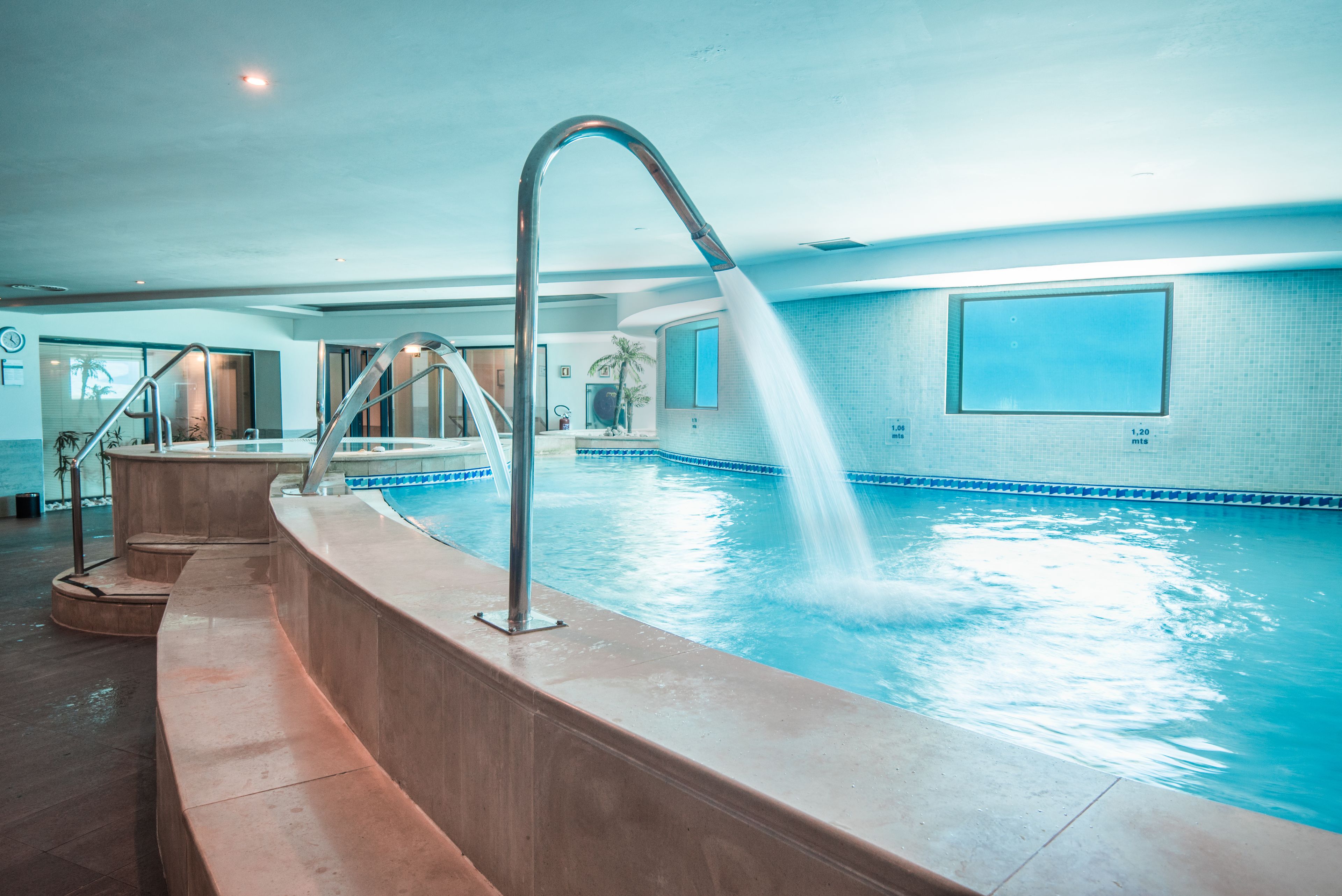 Innenpool, Außenpool, Sonnenschirme, Liegestühle