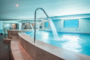 Piscina interna, piscina externa, guarda-sóis, espreguiçadeiras
