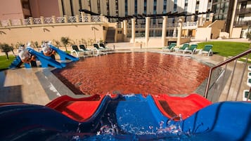 Piscine couverte, piscine extérieure, parasols de plage, chaises longues