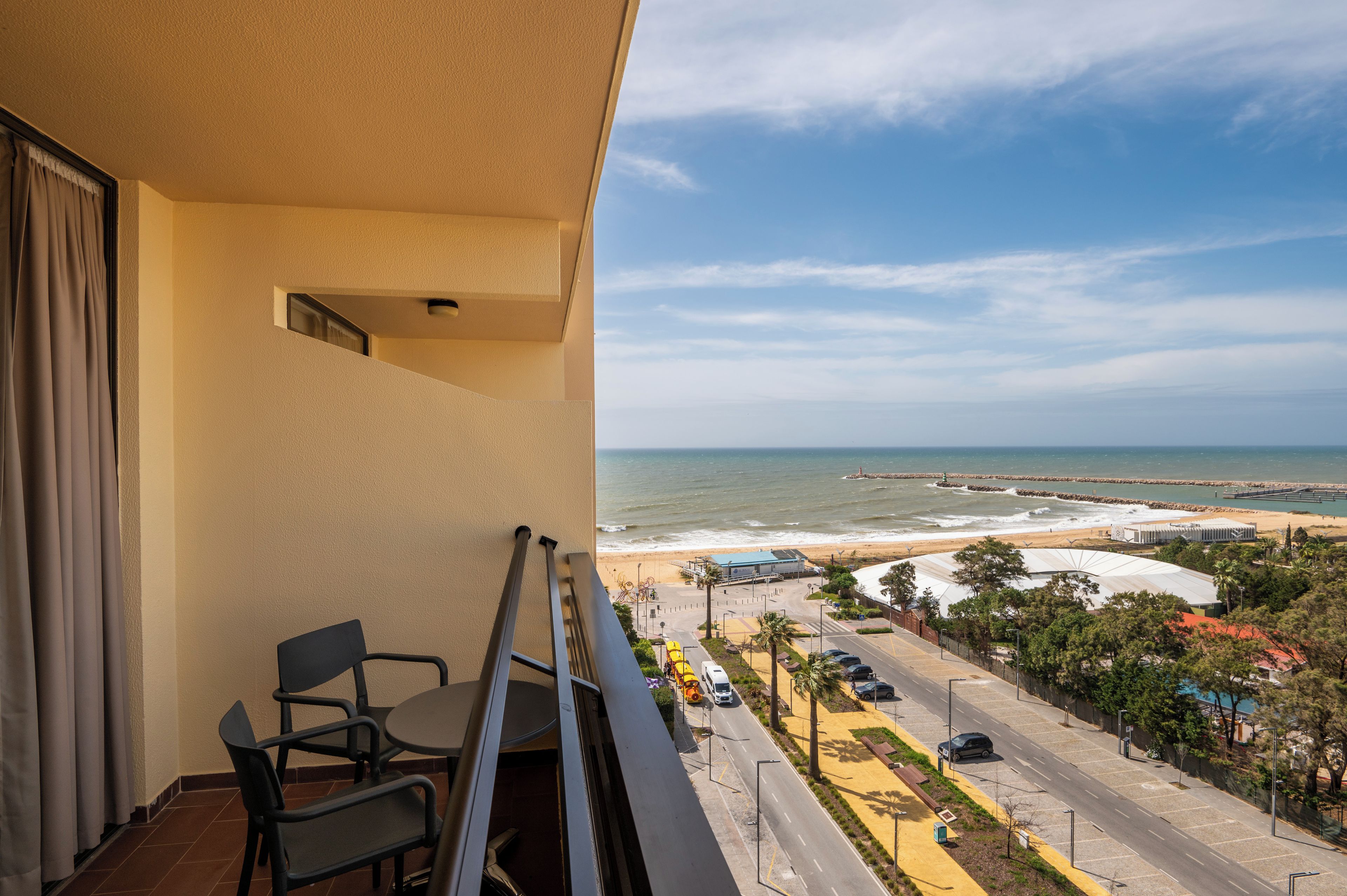 Un balcone con vista sulla spiaggia e sull'oceano.