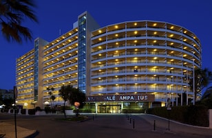 Fachada de la propiedad por la tarde o noche