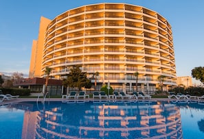 Piscina interna, piscina externa, guarda-sóis, espreguiçadeiras