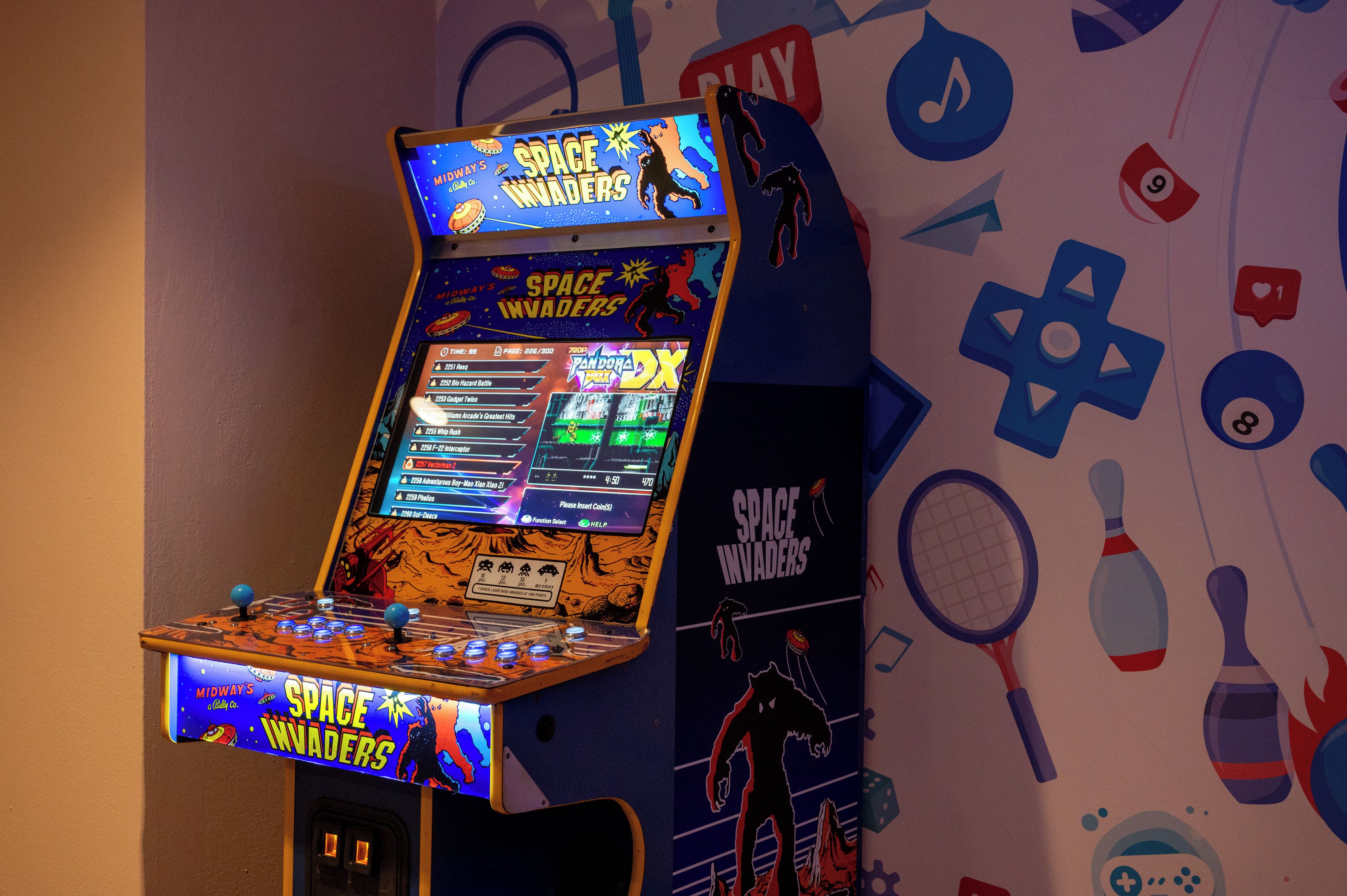 En arkadmaskin med spelet Space Invaders, utrustad med en digital skärm och knappar för att styra spelet.