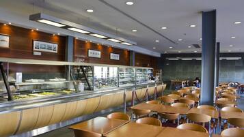 Petit déjeuner buffet (11.50 EUR par personne)