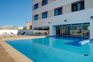 Una piscina al aire libre de temporada